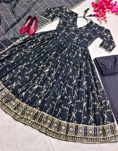 Launching New Đěsigner Gwon With Pent Dupatt Set*👗👈