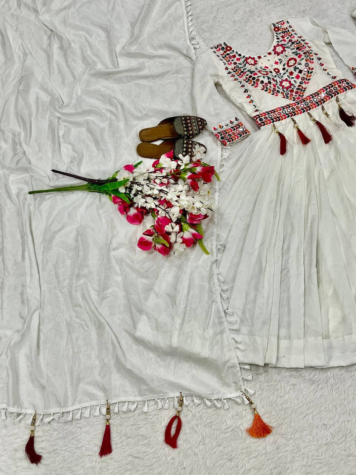 PRESENTING NEW NAVRATRI SPECIAL ANARKALI SUAT IN NEW FANCY STYLE