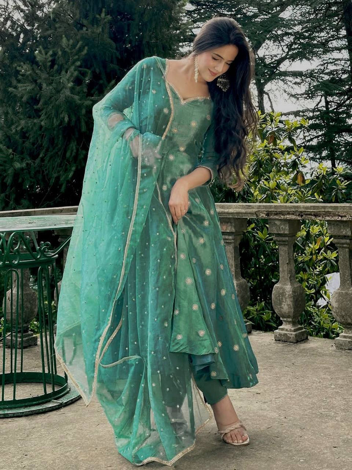 Presenting New  Đěsigner Anarkali Suit In New Fancy Style*👌💕