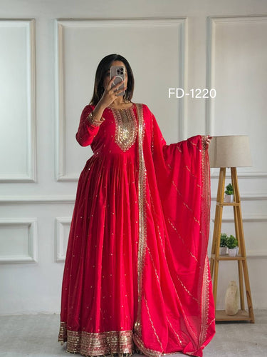 Launching New Đěsigner Party Wear Look Heavy Dola Silk Gwon Pent & Dupatta Set