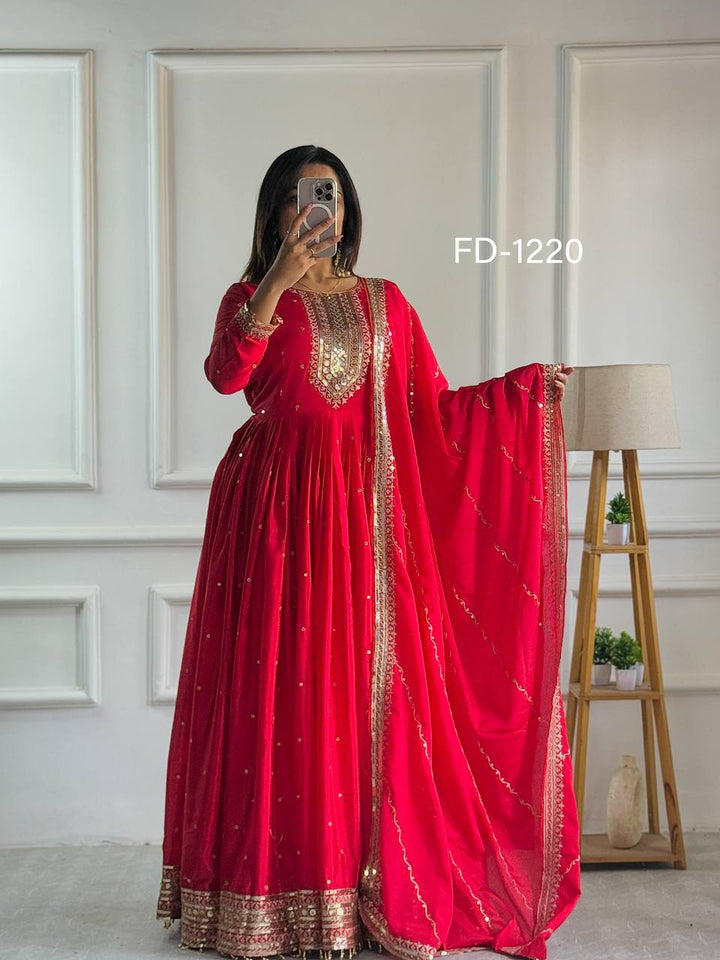 Launching New Đěsigner Party Wear Look Heavy Dola Silk Gwon Pent & Dupatta Set
