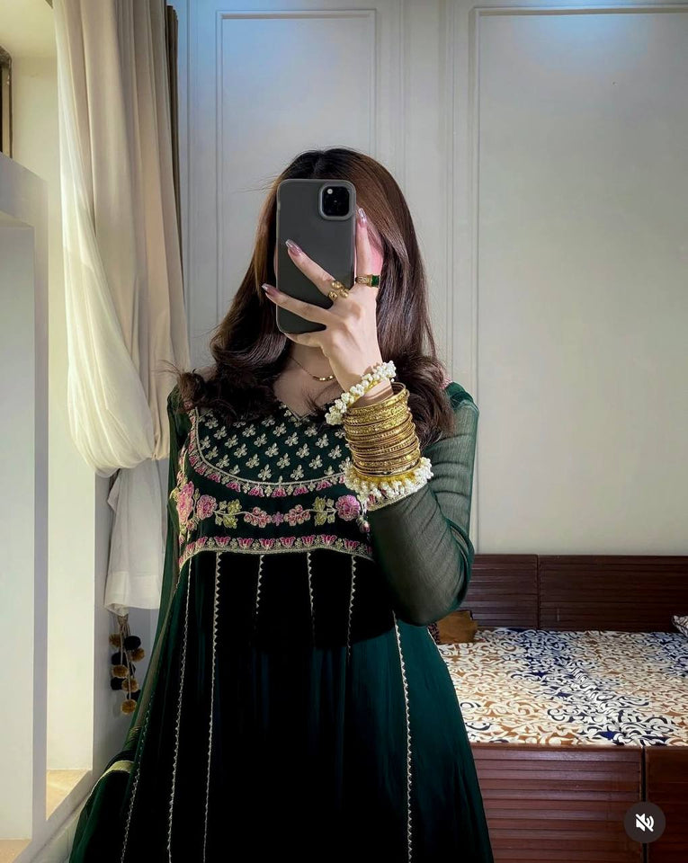 Launching New Đěsigner Tredition Look Heavy Fox Georgette Gwon Pent & Dupatta Set
