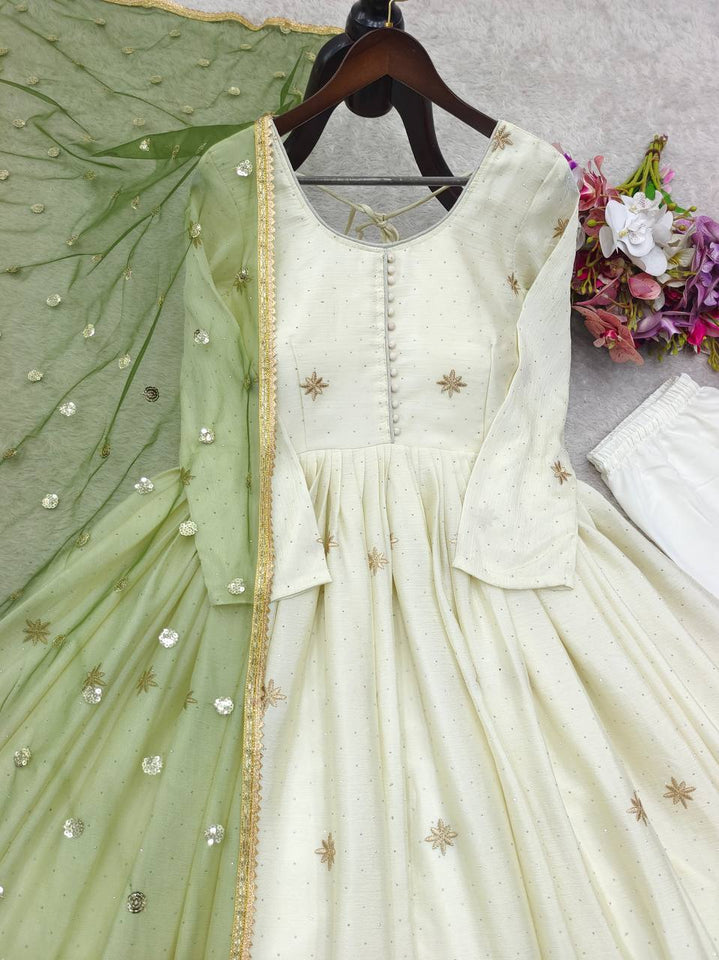 Launching New Đěsigner Tredition Look Heavy Dola Silk Gwon Pent & Dupatta Set*