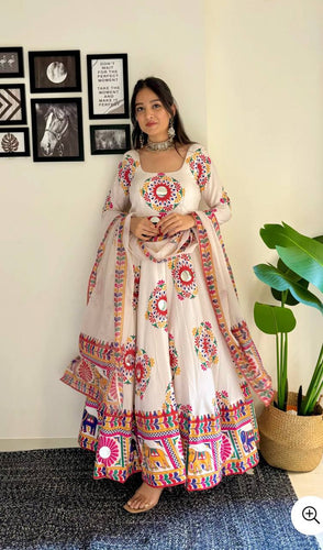 Launching New Đěsigner Navratri Look Heavy Moss Satin Silk Gwon & Dupatta Set*