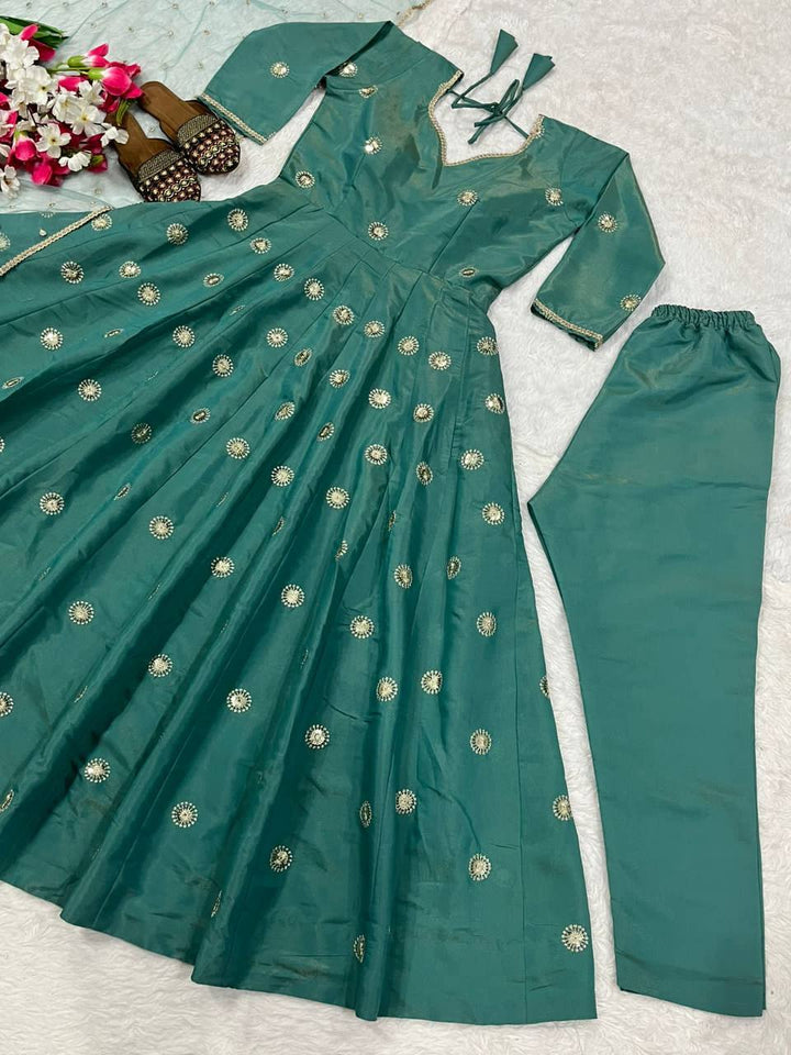 Presenting New  Đěsigner Anarkali Suit In New Fancy Style*👌💕