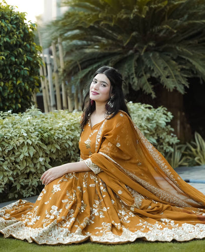 Presenting New  Đěsigner Anarkali Suit In New Fancy Style*👌💕Anarkali Suit In New Fancy Style*👌💕