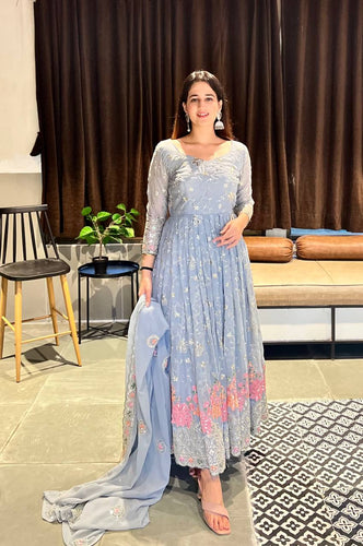 Presenting New  Đěsigner Anarkali Suit In New Fancy Style*