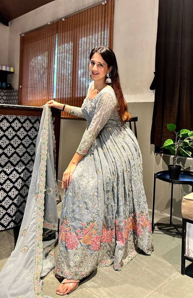 Presenting New  Đěsigner Anarkali Suit In New Fancy Style*