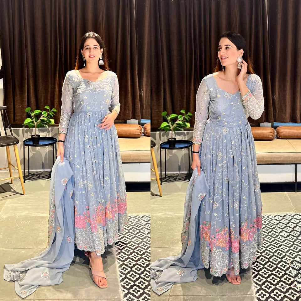 Presenting New  Đěsigner Anarkali Suit In New Fancy Style*