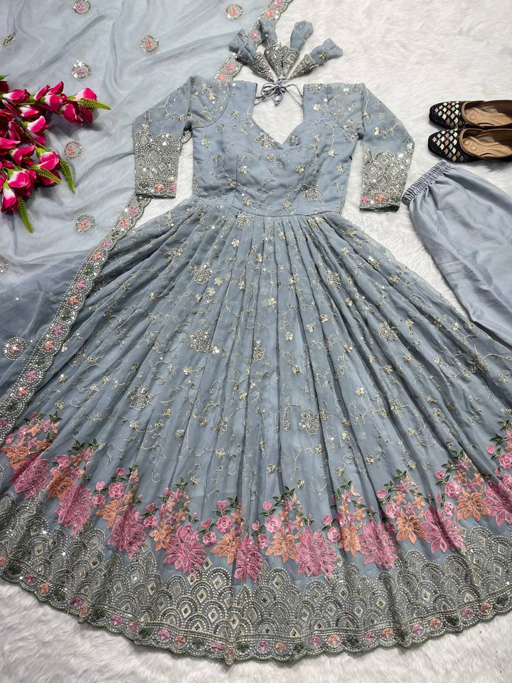 Presenting New  Đěsigner Anarkali Suit In New Fancy Style*