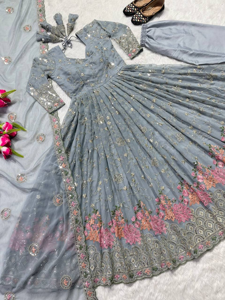 Presenting New  Đěsigner Anarkali Suit In New Fancy Style*