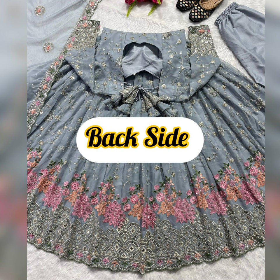 Presenting New  Đěsigner Anarkali Suit In New Fancy Style*