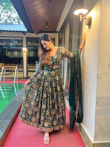 Presenting New  Đěsigner Anarkali Suit In New Fancy Style*👌💕