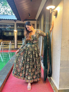 Presenting New  Đěsigner Anarkali Suit In New Fancy Style*👌💕