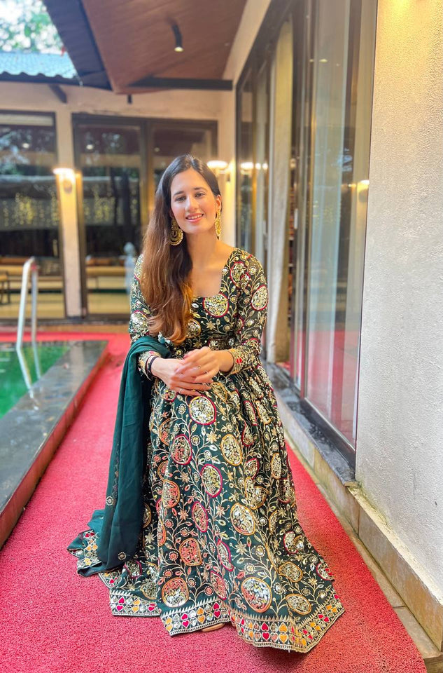 Presenting New  Đěsigner Anarkali Suit In New Fancy Style*👌💕