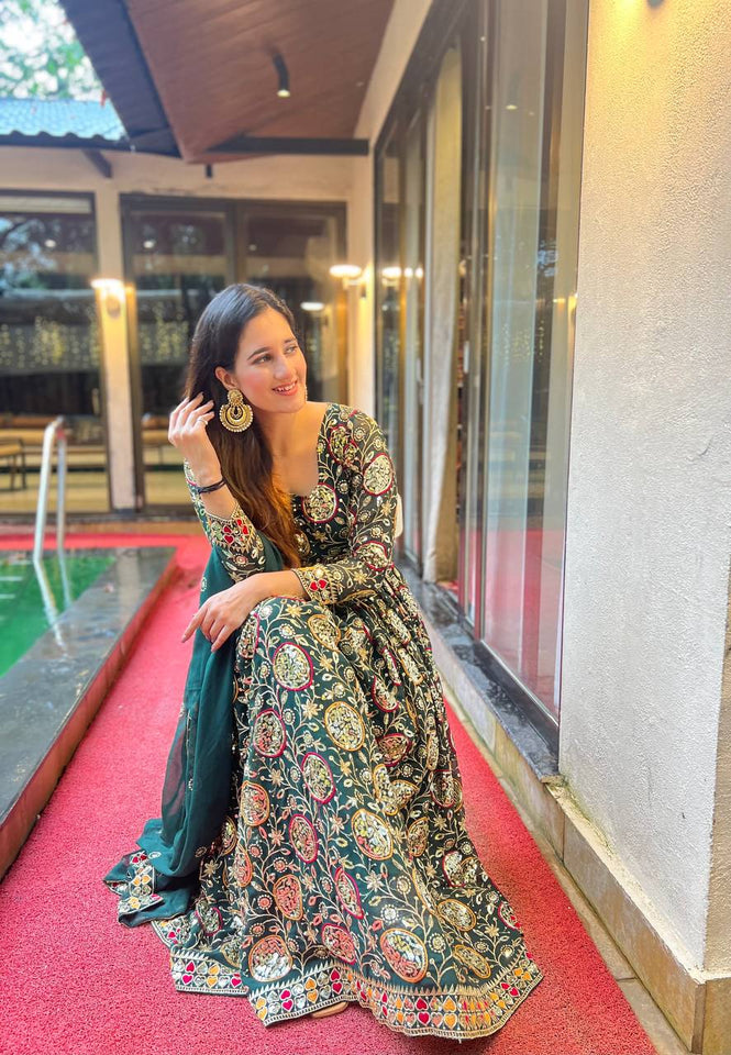 Presenting New  Đěsigner Anarkali Suit In New Fancy Style*👌💕