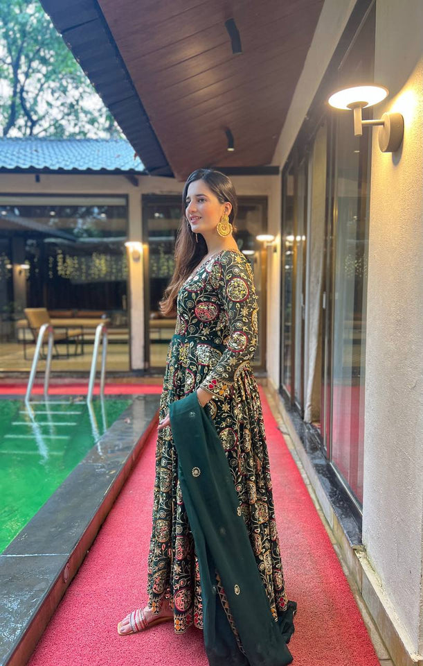 Presenting New  Đěsigner Anarkali Suit In New Fancy Style*👌💕