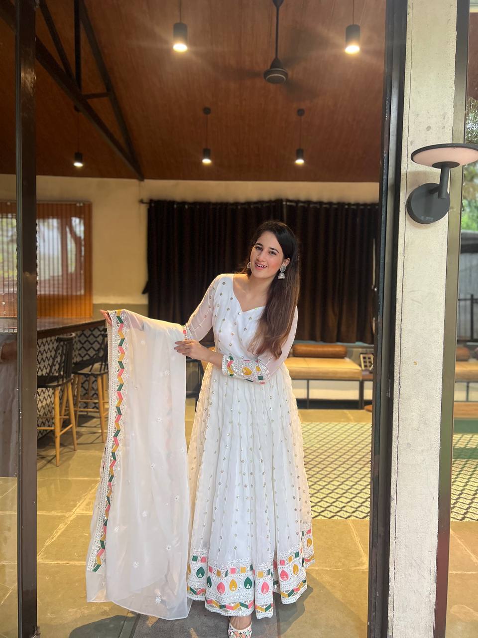 Presenting New  Đěsigner Anarkali Suit In New Fancy Style*👌💕