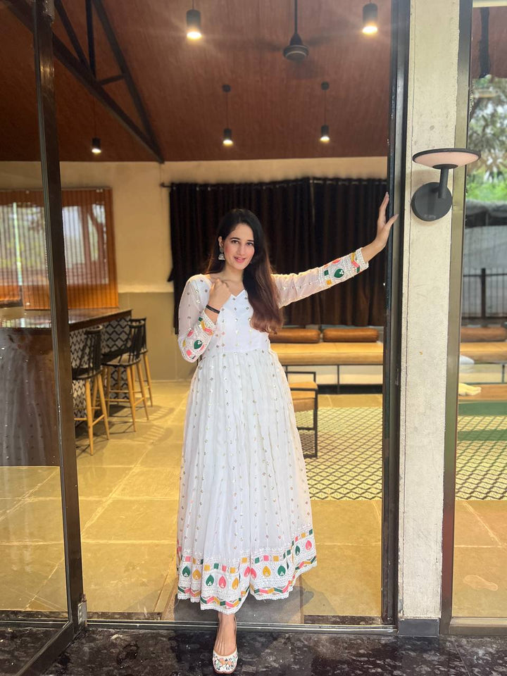 Presenting New  Đěsigner Anarkali Suit In New Fancy Style*👌💕