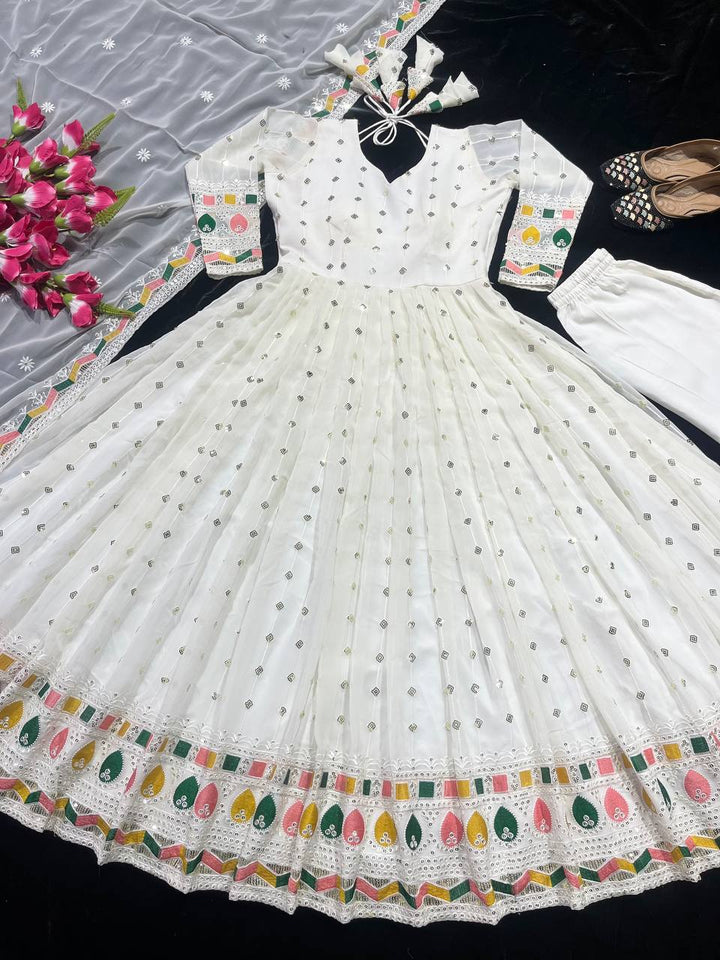 Presenting New  Đěsigner Anarkali Suit In New Fancy Style*👌💕