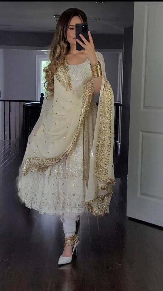 Presenting New  Đěsigner Anarkali Suit In New Fancy Style*👌💕